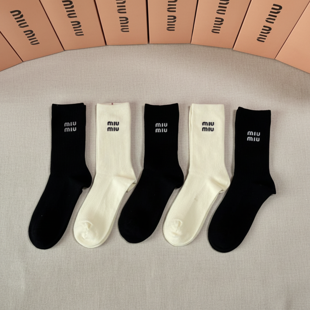 Detalle logo calcetines Miu Miu