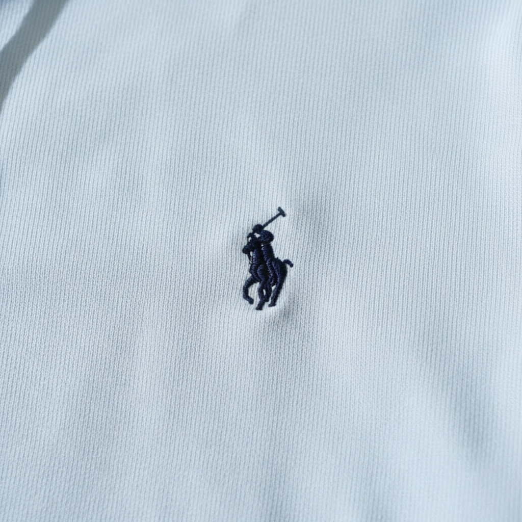 Detalle logo polo bordado