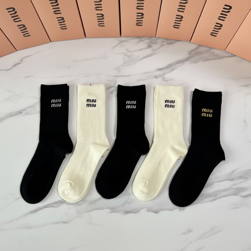 Calcetines Miu Miu flat lay lino