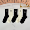 Calcetines Miu Miu flat lay mármol