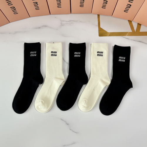 Calcetines Miu Miu flat lay mármol